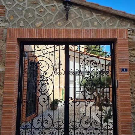 Gite Cosy Dans Une Demeure De Charme - Romane Thuir Exterior photo