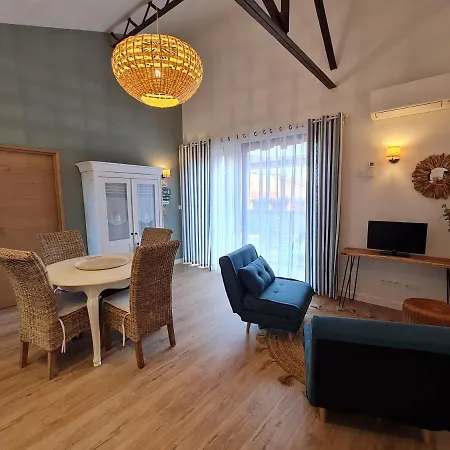 Gite Cosy Dans Une Demeure De Charme - Romane Thuir Exterior photo